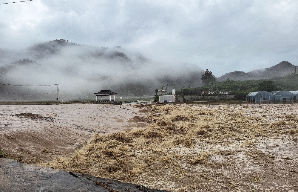 (6月20日上午,大水汹涌地从湛溪流过,冲毁了村口的堰坝。) 配图4