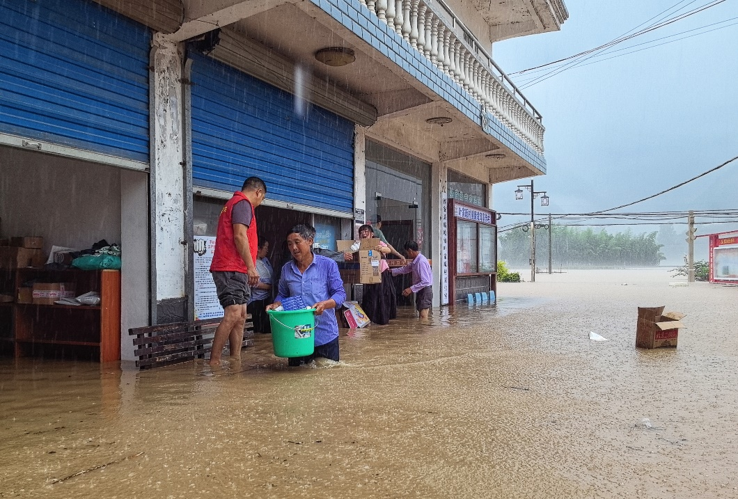 (大水冲进了村里,村口的卫生室进水足有一米多深。) 配图6