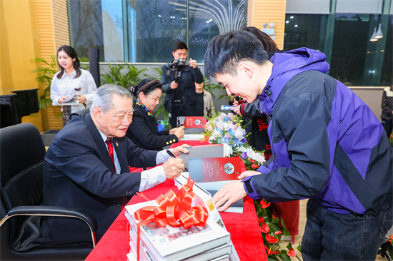 李昌钰、蒋霞萍为师生签名留念.jpg