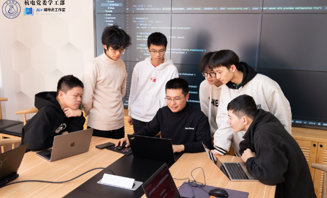 AI辅导员的技术开发团队正在进行研讨