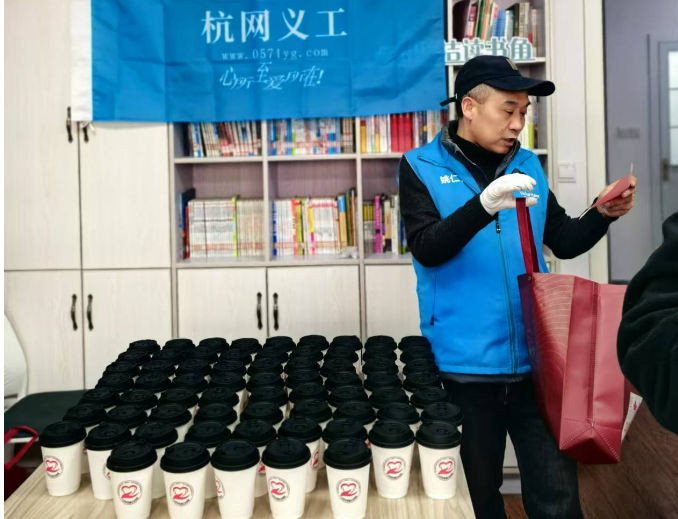 记者在现场看到,除了姜茶,义工们还准备了炒饭、炒面、水果等食物,以备不时之需。每一份食物,每一杯姜茶,都承载着义工们满满的温情和关爱。 配图2