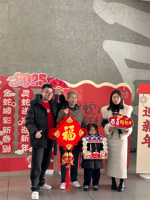 与春节打卡装置合影