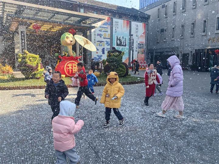 在人造雪中嬉闹