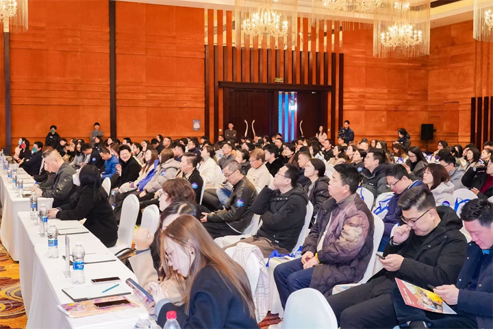 现场的学生及家长们认真聆听招生官们的分享。