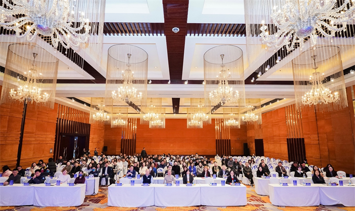 现场近500名学生家长积极交流互动,了解赴港升学一手资讯。