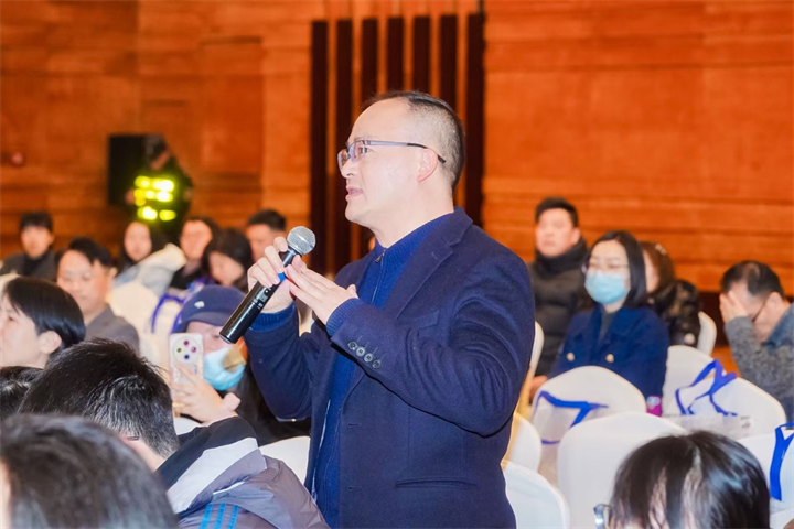 活动现场,家长们踊跃向香港高校代表提问,咨询孩子赴港升学的相关问题。