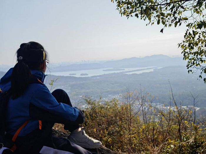 2023年冬,丁宝妈妈带孩子爬将军山