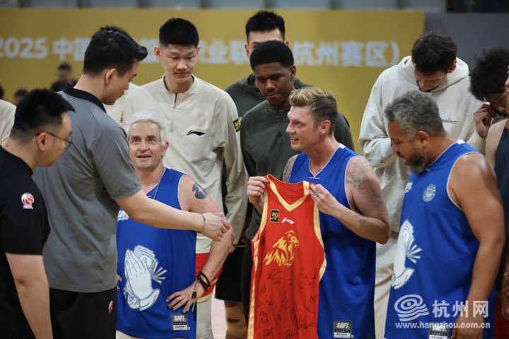 尼克获赠广厦球衣