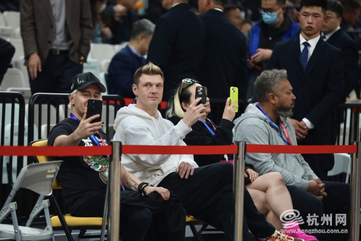 尼克(前排左二)一行观看CBA比赛