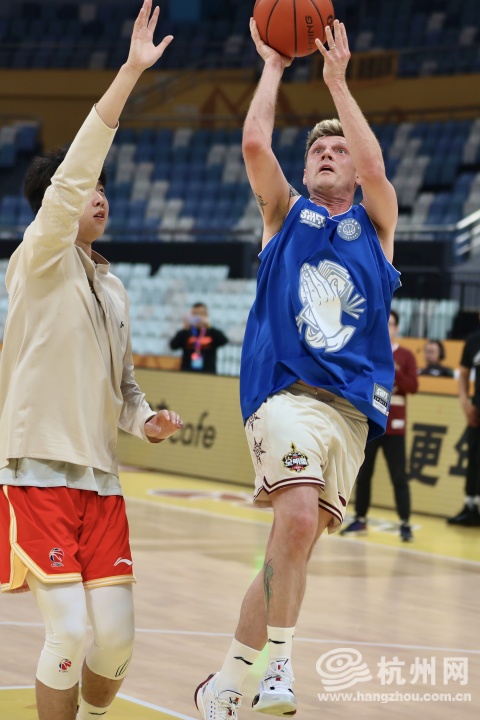 尼克在友谊赛中投篮