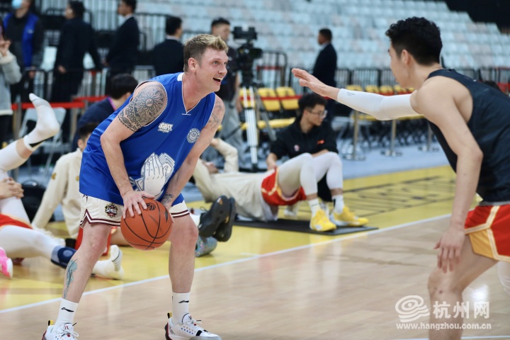 尼克在友谊赛中持球准备突破