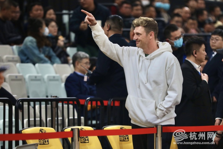 尼克与球迷打招呼