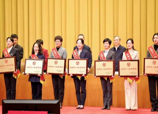 庄一渝(左四)代表团队现场领奖