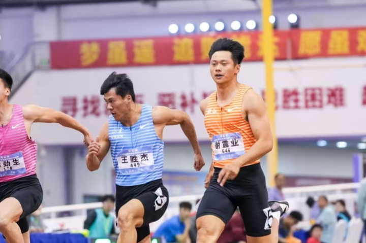 谢震业(右一)在决赛中