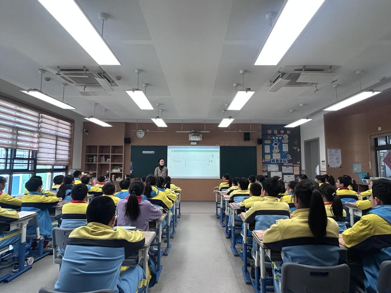 徐远文老师在给605班同学上作文讲评课 配图1