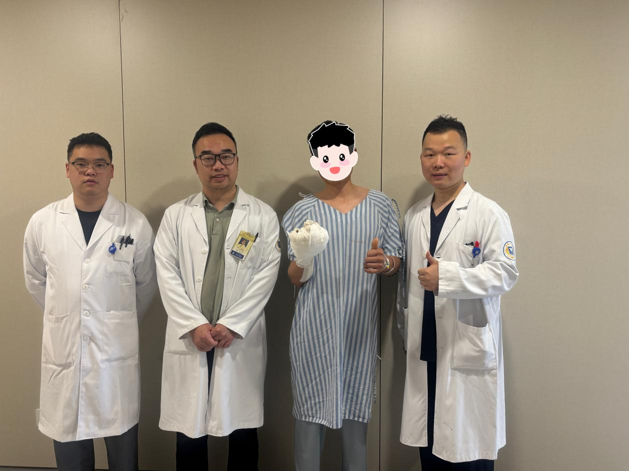 患者与医生合影 配图2