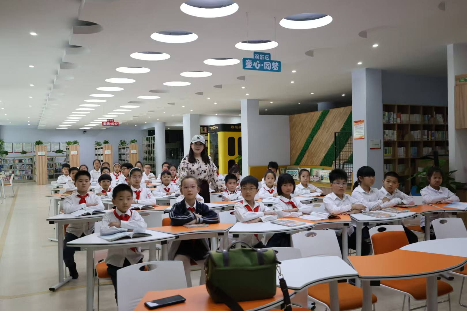 4月23日,刘老师和311班的同学们在学校图书馆 配图1