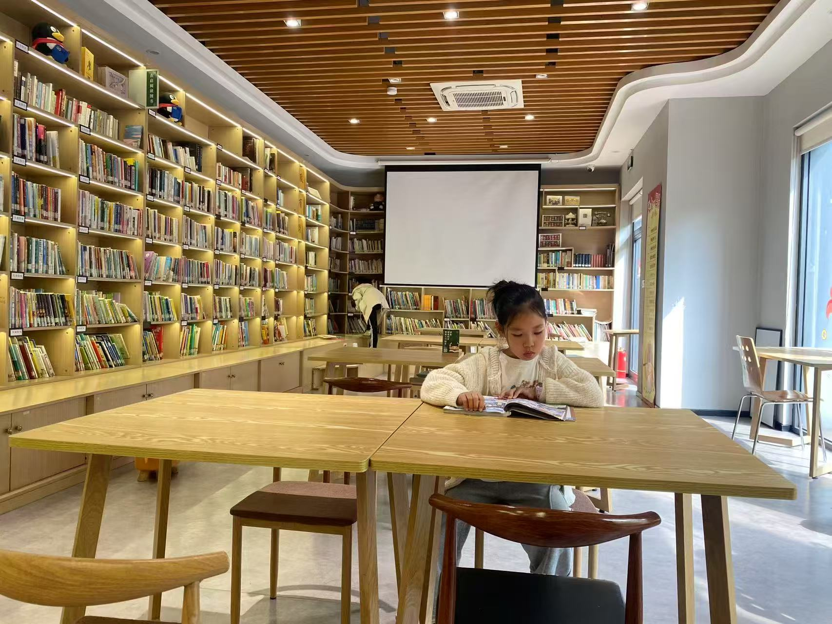 刘老师所在班级的孩子们 保持着良好的阅读习惯 配图2