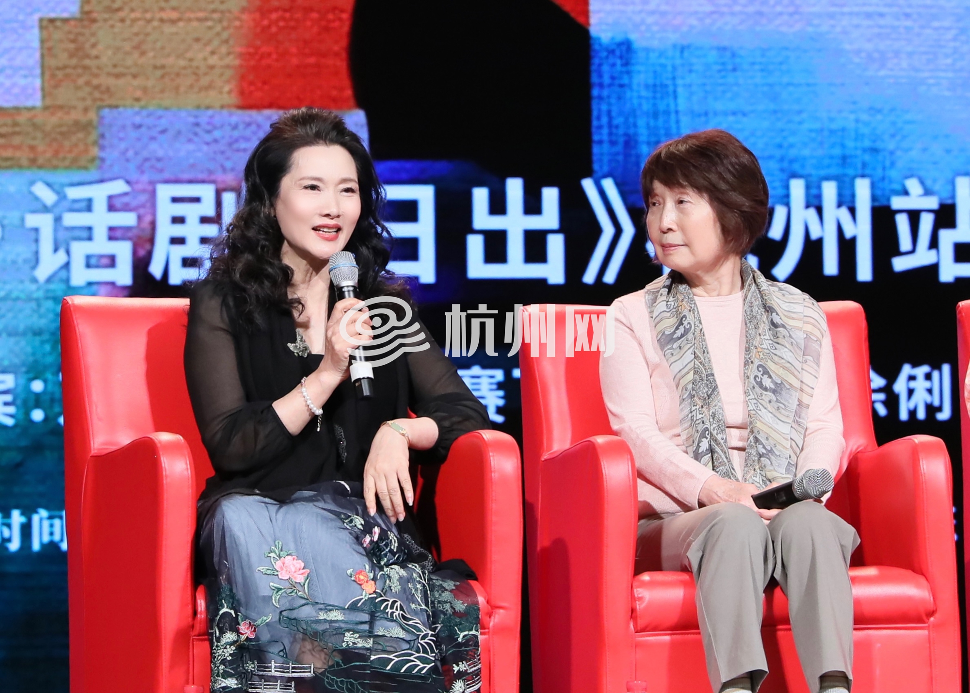 何赛飞(左)饰演陈白露