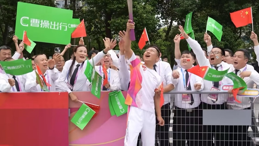 亚运火炬传递途中 火炬手原永辉与车队成员 配图2