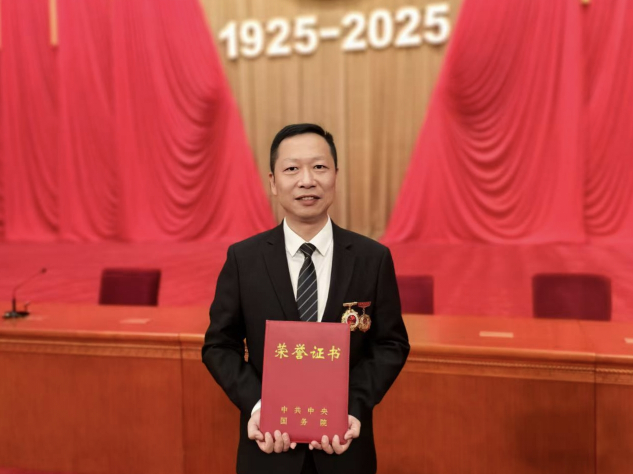 颁奖典礼结束后 原永辉在人民大会堂内 配图1