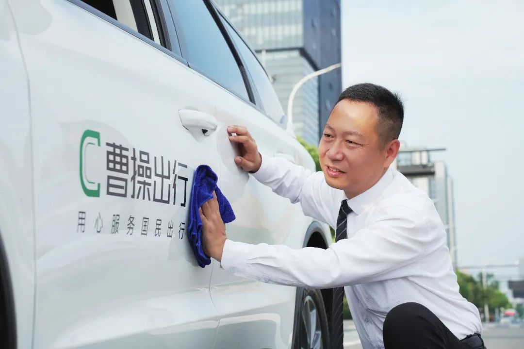 发车前检查车况和仪容 是原永辉每天的习惯 配图4