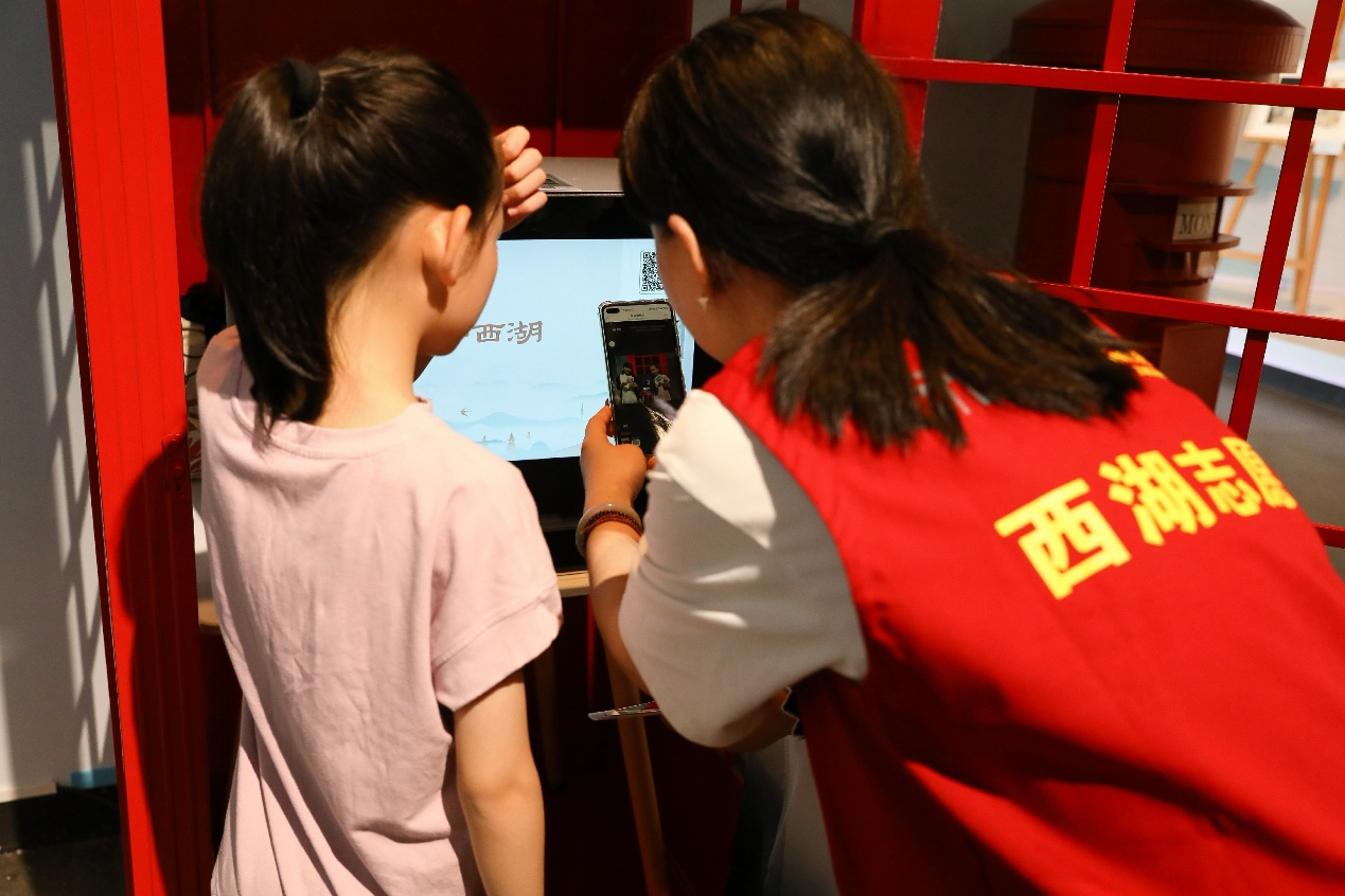 志愿者协助青少年体验声音邮局 配图3