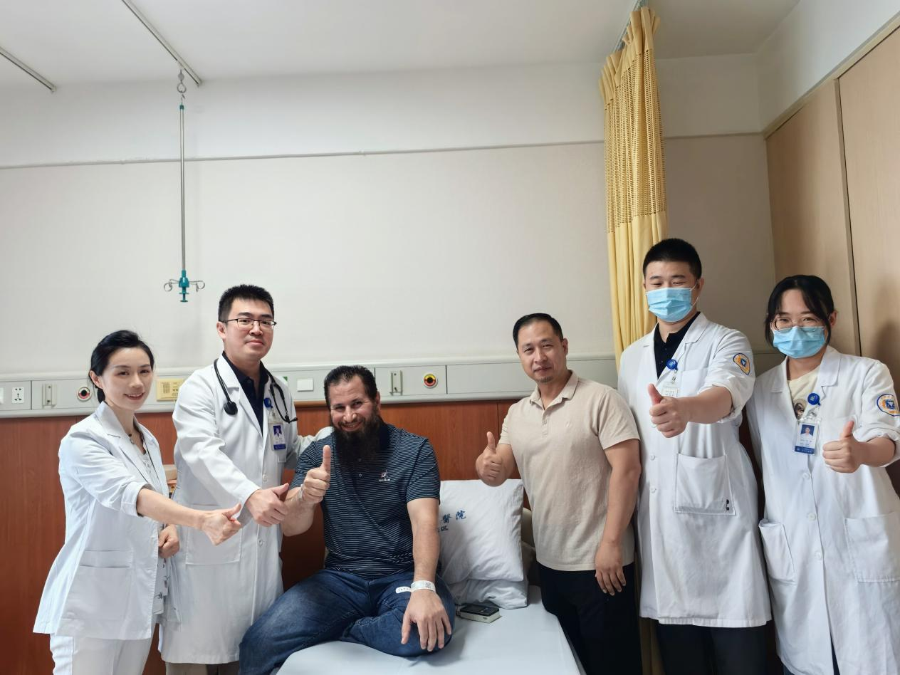 Elshahat和中国朋友与医护团队合影 配图1