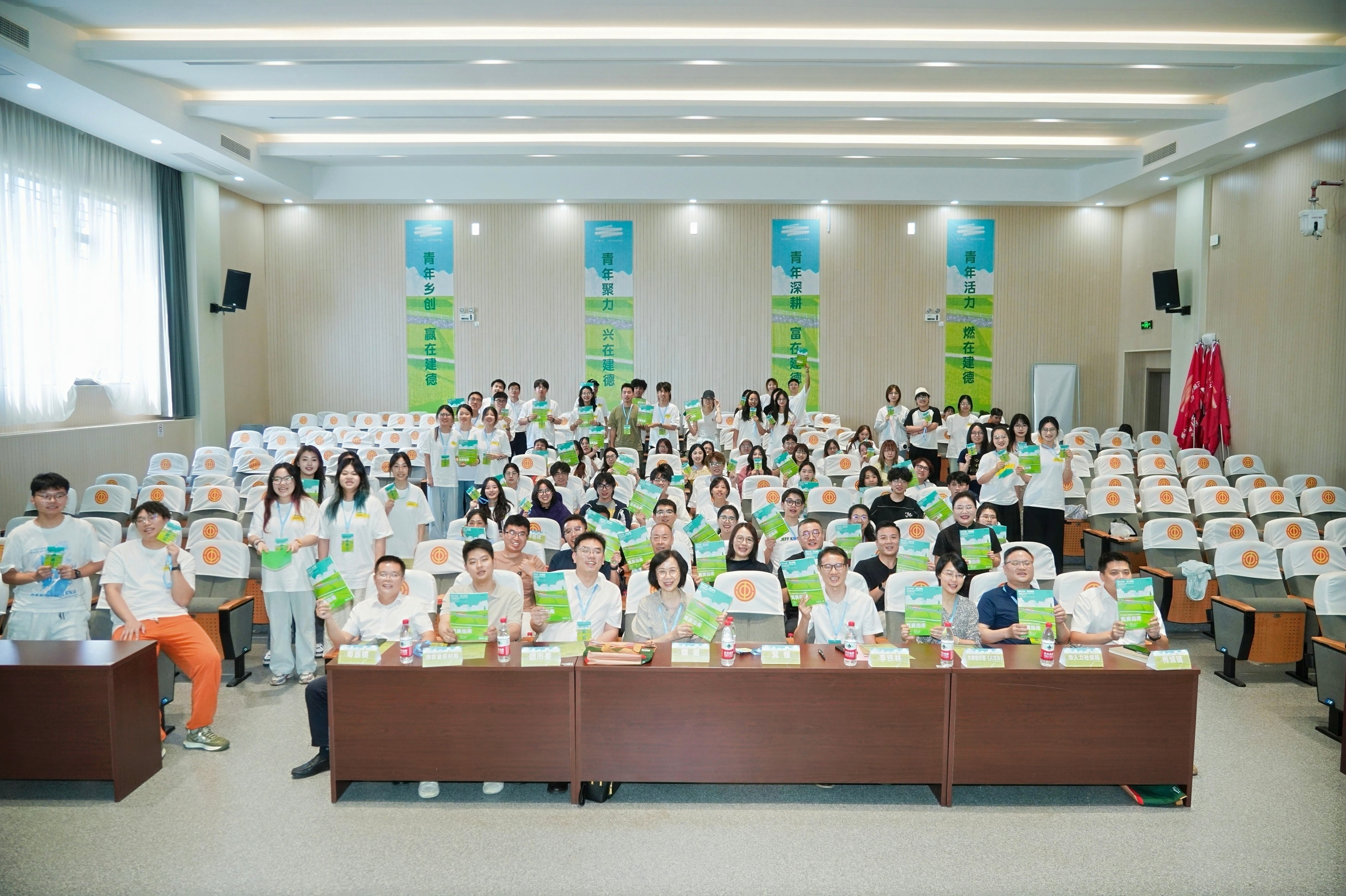 百名师生入村仪式现场 配图1