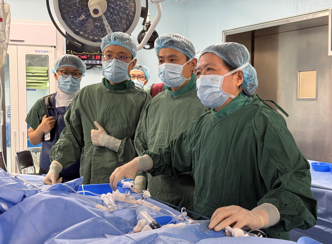 浙江大学医学院附属第二医院项美香教授团队手术中