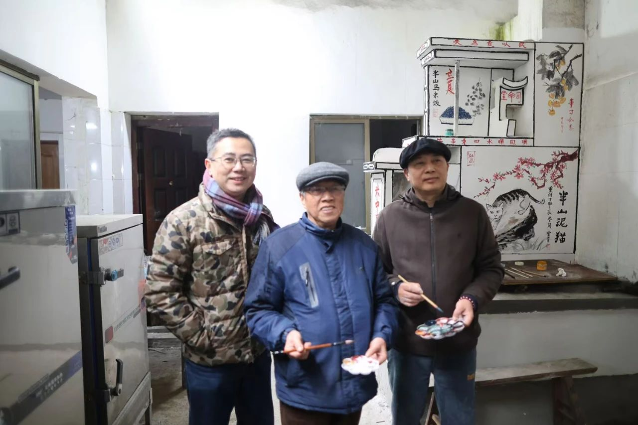 文化特派员许卓恒与灶画传承人胡永兴、胡云峰合影 配图1