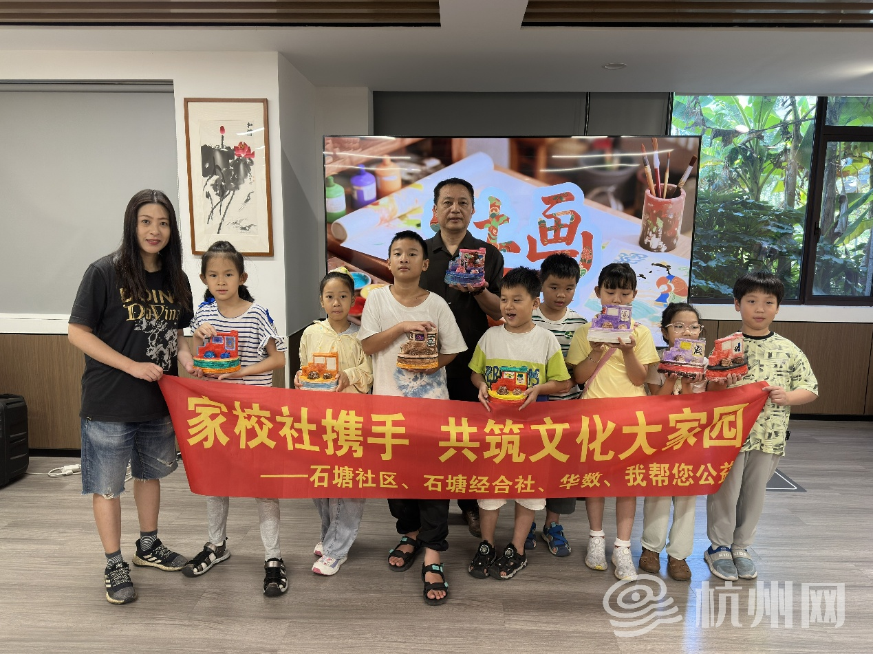孩子们展示了自己的灶画作品并集体合影 配图5