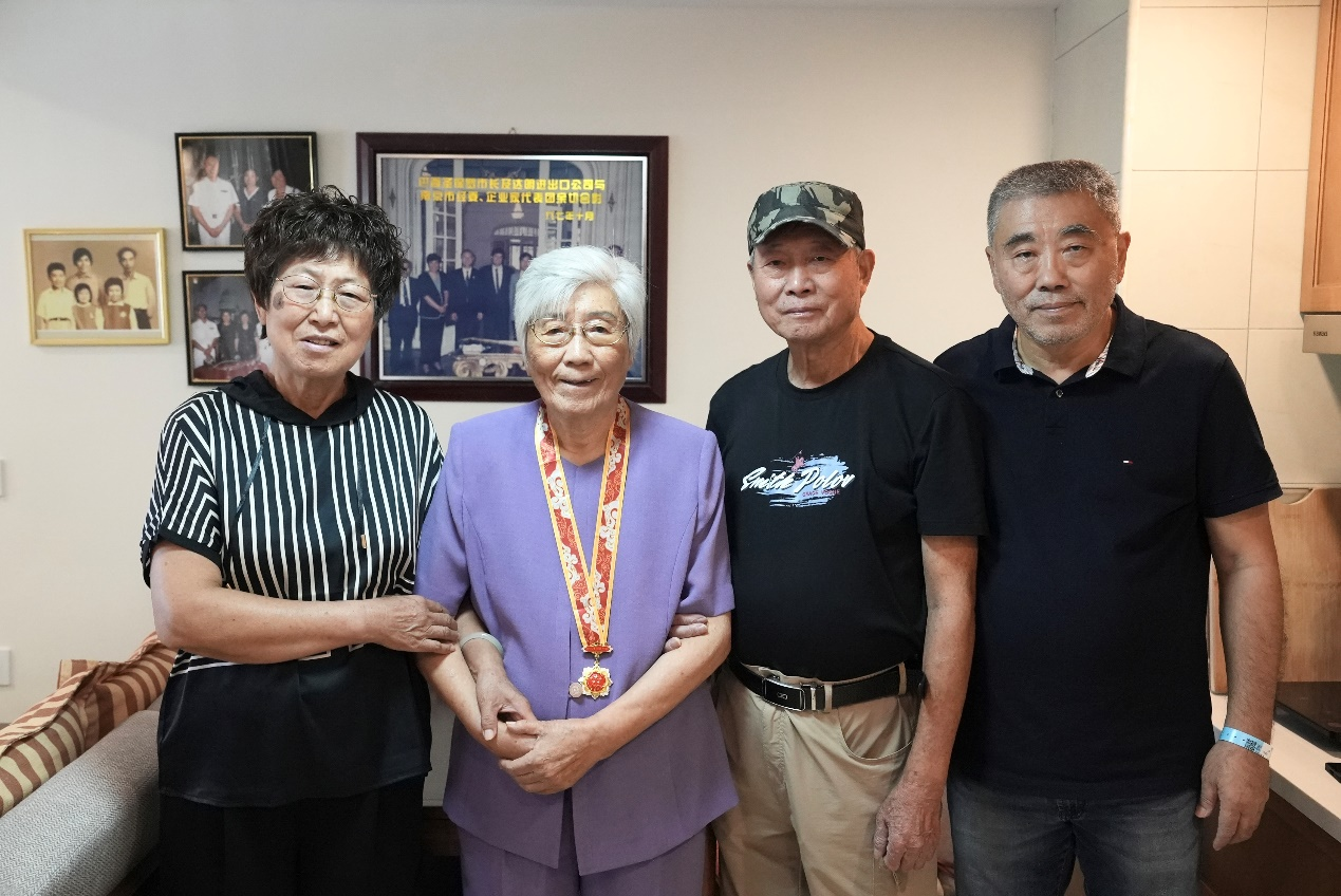 赵月英(左二)和家人 配图1