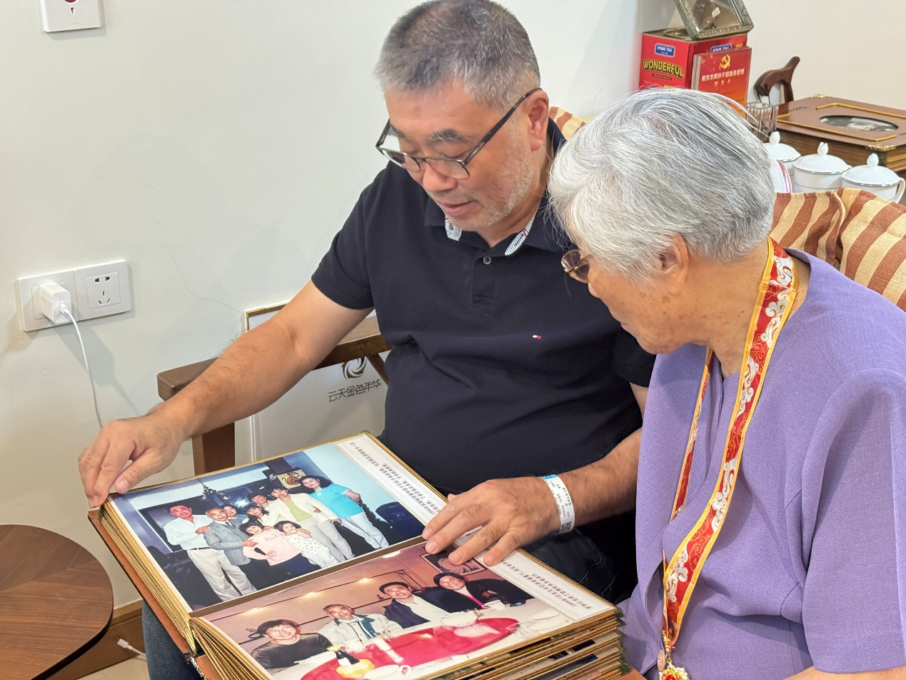 赵月英与儿子方泽翻阅家庭相册 配图4