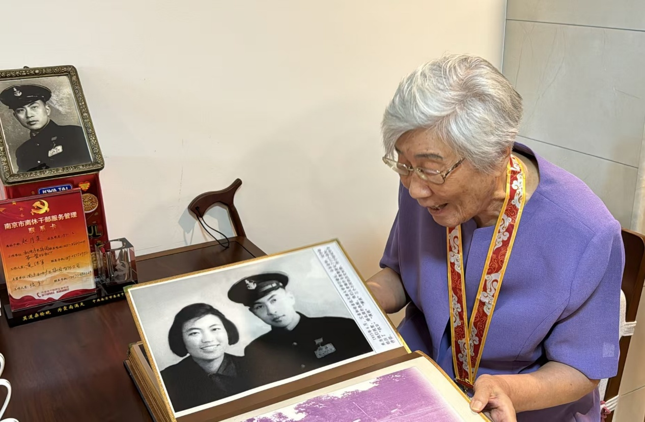 赵月英翻阅相册的结婚照。其夫方刚,参军入伍成为新中国第一代海军 配图3