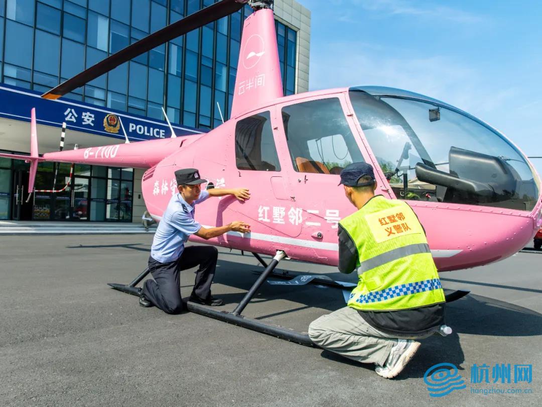 生态警长蒋旭东与队员为直升机贴牌