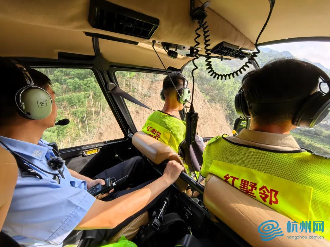 义警队驾驶直升机巡逻