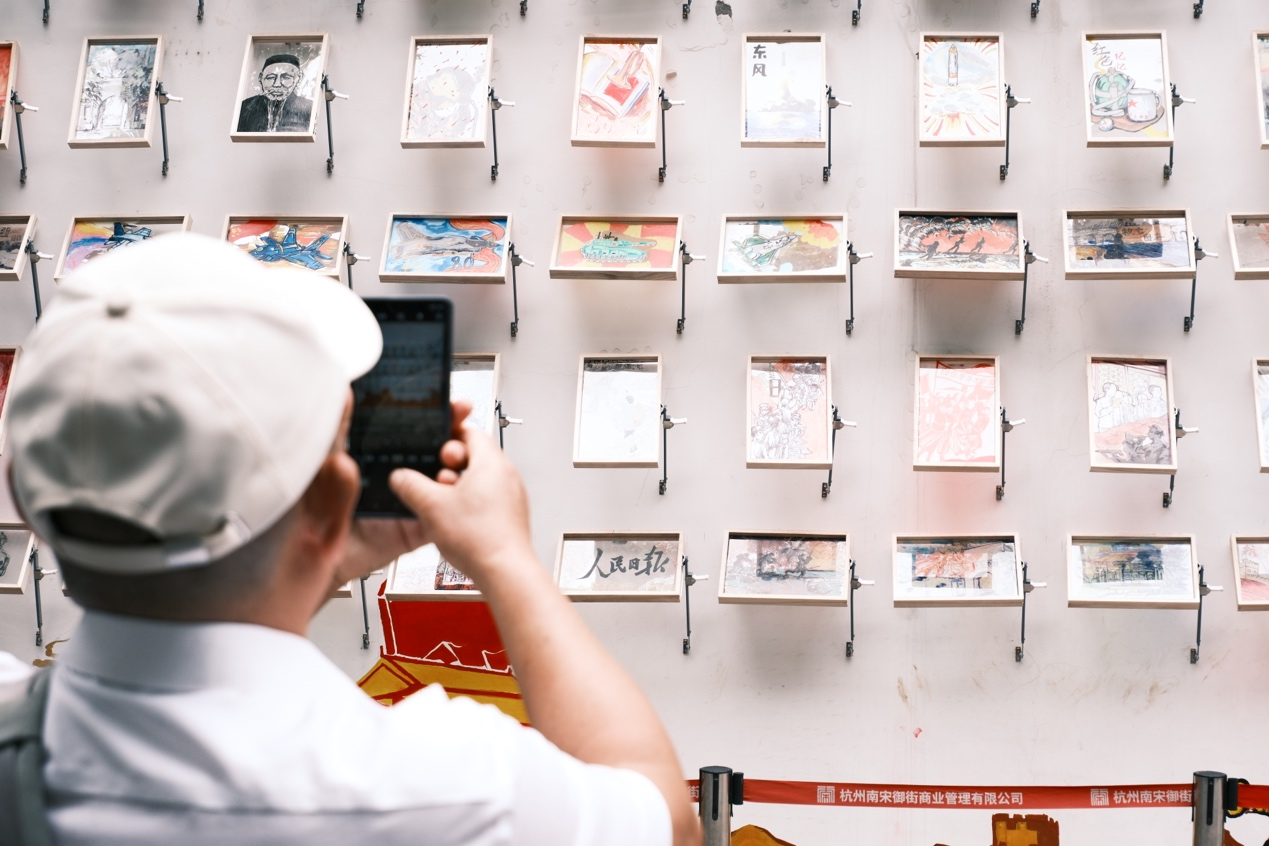 据了解,此面纪念墙将持续展出至10月15日。从馆内写生的“触摸历史”,到街头筑墙的“致敬英雄”,完整的美育体验,让参与的学生们完成了从学习者到传播者的转变。当10后学子与历史对话的笔触,永久留在了城市街墙之上;当00后大学生牵着中学生的手,共绘民族记忆——历史的回响便不再局限于教科书之中。 配图5