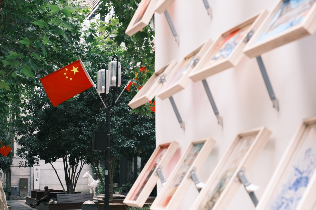 他向记者进一步介绍,中国美术学院始终将美育作为学校一项重要的使命和任务。学校长期组织学生参与社会公益及志愿服务,深入艺术教育最前线,带领中小学生感受艺术魅力、提升审美素养。“艺术教育的特质是浸润式的,我们希望美院学生在提升自身专业能力的同时,也能将自己的本领带到更生动的实践现场中去。” 配图4