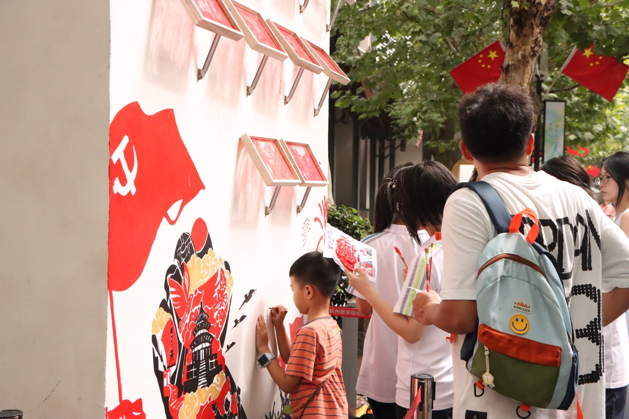 学子们手持画笔、凝神观察,时而俯身勾勒文物轮廓,时而驻足记录历史细节,将对英雄的崇敬、对历史的敬畏融入每一笔色彩、每一道线条,一张张画作不仅是对历史场景的还原,更是对伟大抗战精神的生动诠释。 配图2