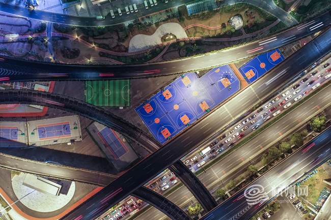 这些年,杭州不断完善体育基础设施建设,新建、改建多个室内外篮球场,实现社区篮球场地全覆盖。空置土地、废弃厂房、高架桥下空间等城市的“金角银边”,被杭州重塑成体育公园、社区多功能运动场、足球场、篮球场等运动场所 配图15