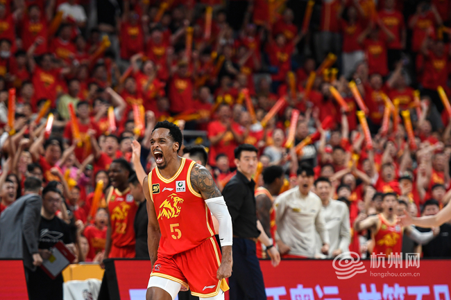 这一年,在职业篮球的赛场上,浙江收获了历史性的成绩。5月20日,浙江广厦队在2024—2025赛季CBA总决赛中以4-2战胜北京队,夺得队史首个总冠军。图为在总决赛系列赛中,广厦球员布朗进球后激动呐喊 配图3