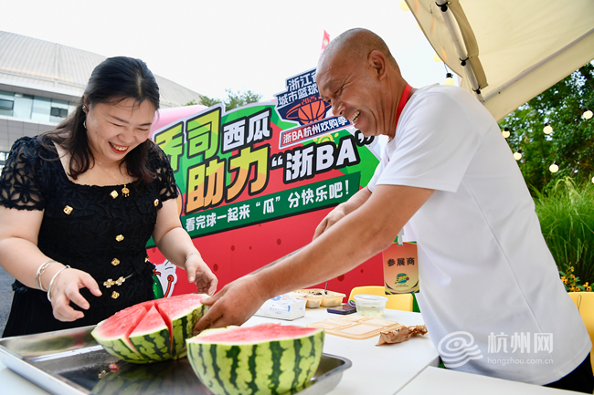 “以球会友、以赛促文” ,浙BA通过体育赛事与文化、旅游、商业等多维度融合,成为串联全省城市友谊、地域文化与历史渊源的重要纽带。图为7月11日,浙BA杭州预选赛揭幕战的球馆之外,临平区打造的夏日晚风集市成为赛前赛后人气聚集地 配图7