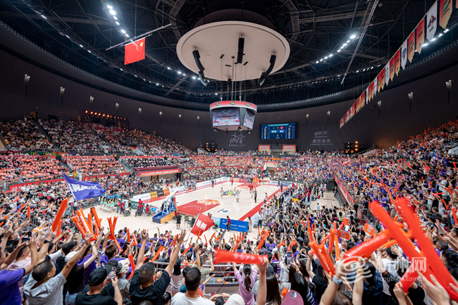 在浙BA杭州赛区,从社区选拔赛到市级总决赛,赛场内外人头攒动,不少场次甚至出现“一票难求”的盛况。图为7月27日晚,浙BA杭州赛区决赛现场,拱墅运河体育公园体育馆内座无虚席 配图8