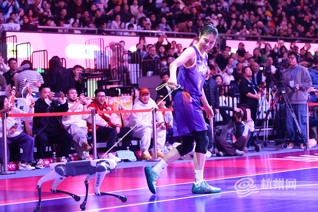 2月23日,“2024—2025赛季WCBA全明星周末”在杭州举行。图为王思雨牵着今年爆火的智能机器狗入场,这一幕似乎也预示着杭州的“篮球热潮”拉开序幕