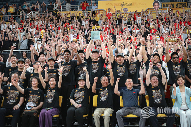 这支扎根杭州多年的球队,凭借完善的青训体系与不懈的坚持,不仅实现了自身的突破,更让“篮球精神”成为全城热议的话题。5月21日晚,浙江广厦男篮带着冠军鼎回到黄龙体育中心体育馆,与杭州球迷共同举起冠军鼎 配图4
