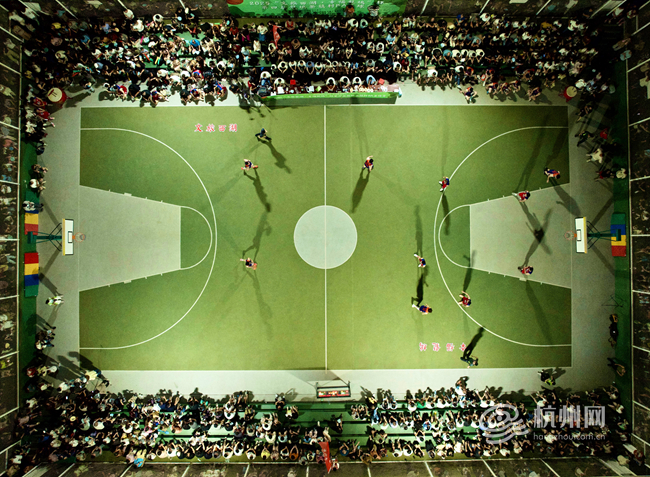 今年以来,杭州各区、街道、乡镇纷纷搭建篮球运动平台,开展各级别群众性篮球赛事。图为7月3日晚,第四届龙坞茶镇村BA篮球赛在西湖区转塘街道长埭村灯光球场收官。现场,村民变身球员,亲友变身拉拉队,不用门票、全民参与,还有小孩上阵体验 配图12