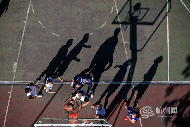 11月13日,阳光明媚,杭州拱墅区一国企篮球场,员工们正在进行篮球比赛 配图14