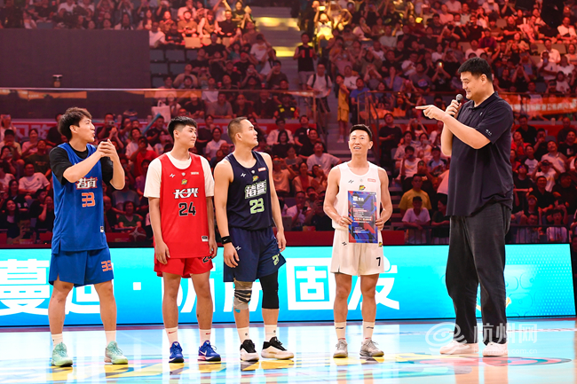 浙BA的超高人气,更是吸引了姚明亲临现场观战,为这场民间篮球盛宴强势打call