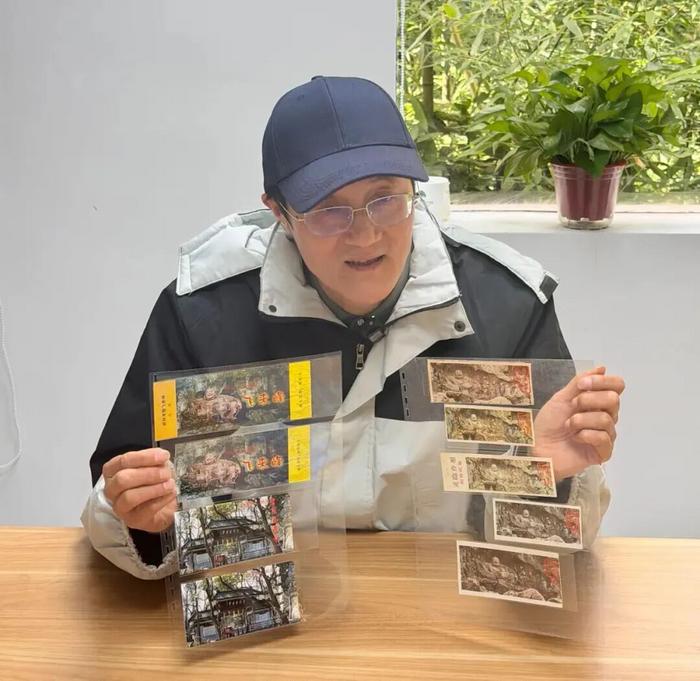 张逸闻向记者展示收藏的景点门票(图片由杭州西湖景区资讯提供)